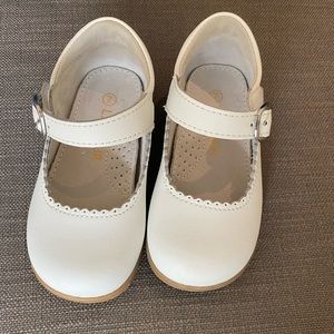 Like new L'Amour Chloe Classic Scalloped Leather Mary Jane in white